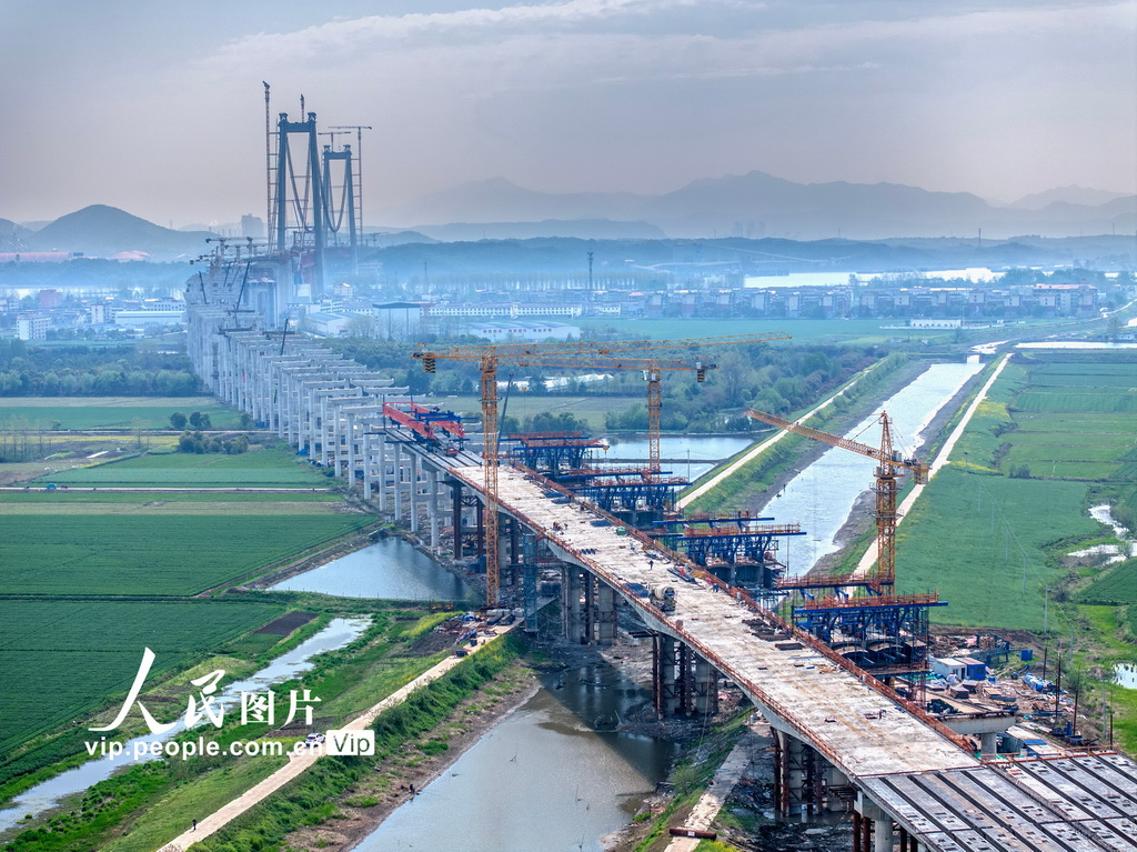 G3铜陵长江公铁大桥北岸公路引桥加快施工
