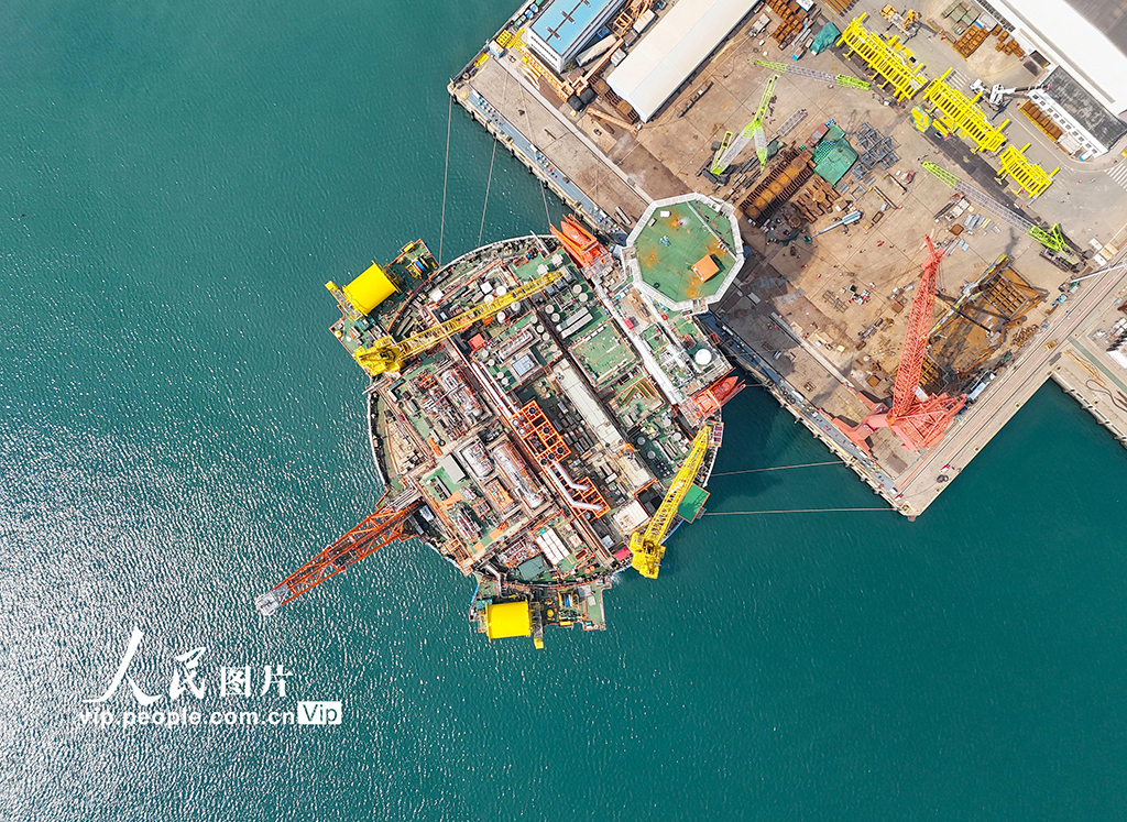 山東青島：“海上油氣加工廠”進行傾斜試驗