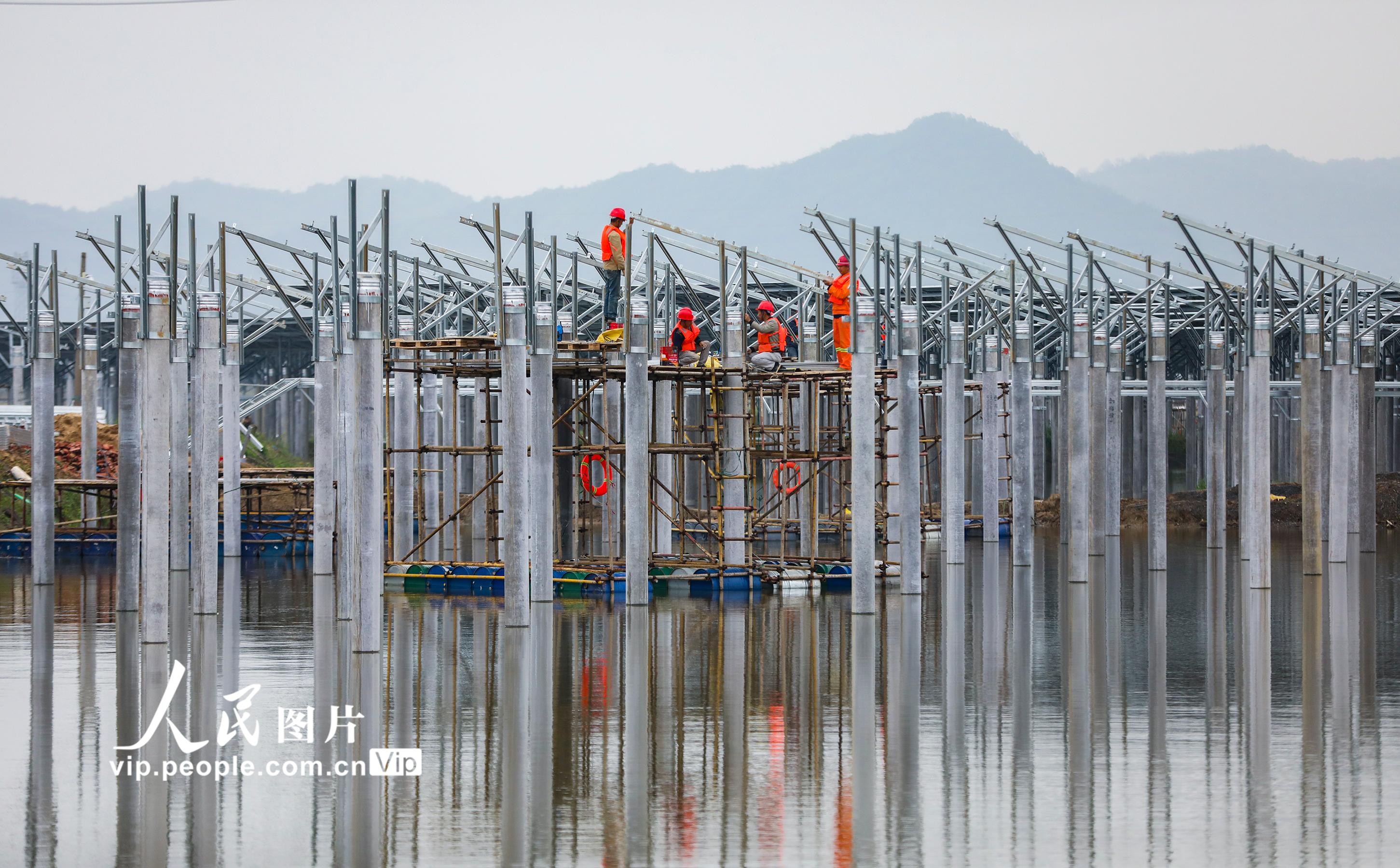 江西湖口：“渔光互补”光伏发电项目建设正