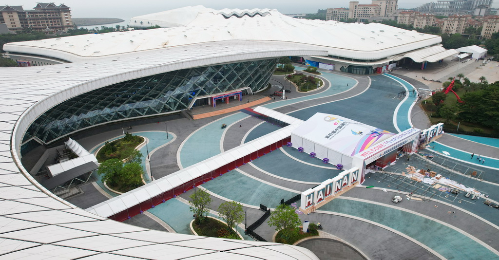 這是4月8日拍攝的第四屆中國國際消費品博覽會主會場海南國際會展中心（無人機照片）。