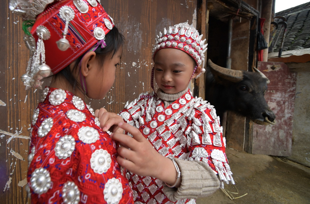 4月8日，盛装的小朋友在贵州省黄平县谷陇镇大寨村玩耍。新华社记者 杨楹 摄