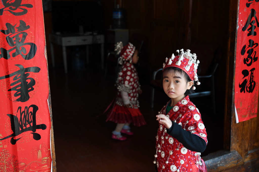 4月8日，穿著苗族盛裝的小朋友在貴州省黃平縣谷隴鎮大寨村玩耍。新華社記者 馬寧 攝