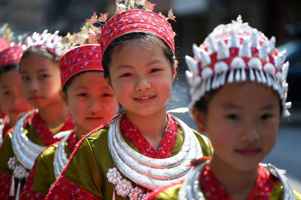 4月8日，盛裝的小朋友在貴州省黃平縣谷隴鎮大寨村玩耍。新華社記者 楊楹 攝