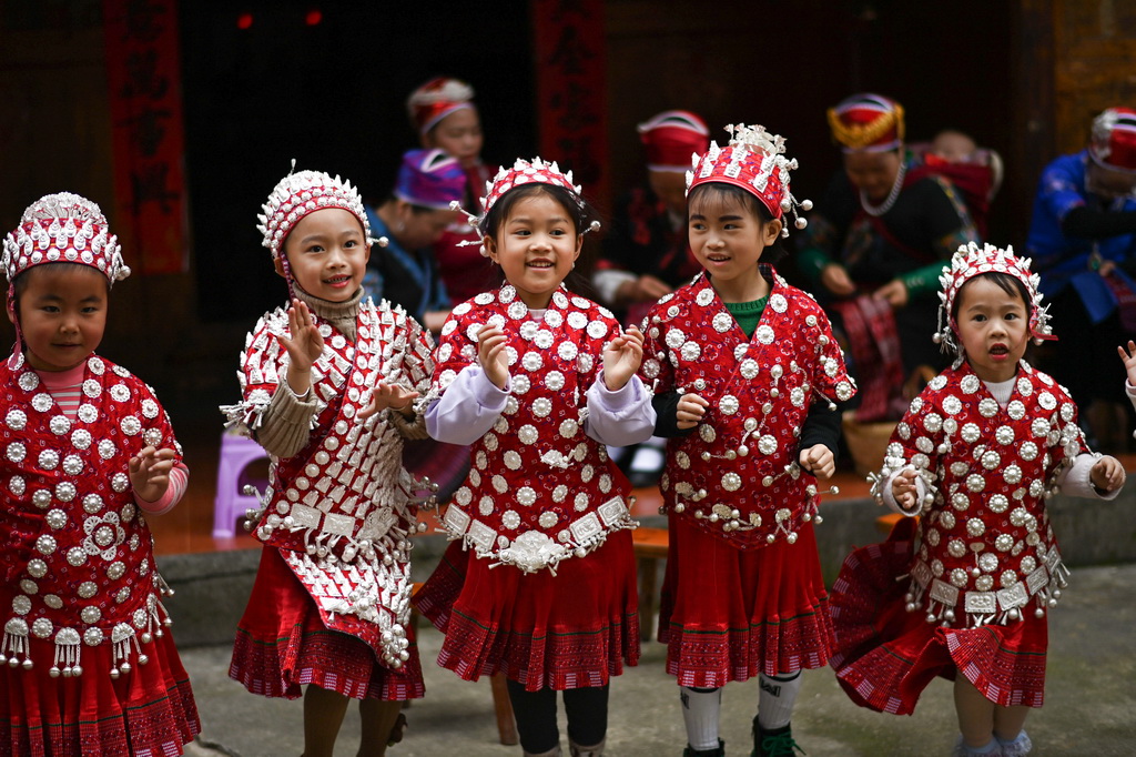 4月8日，盛裝的小朋友在貴州省黃平縣谷隴鎮大寨村玩耍。新華社發（徐浪花攝）