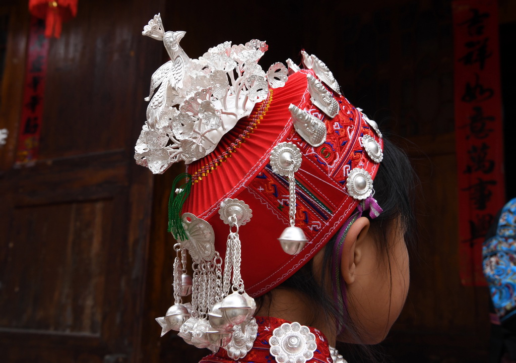 4月8日在貴州省黃平縣谷隴鎮大寨村拍攝的一名小朋友頭上的銀飾。新華社記者 馬寧 攝