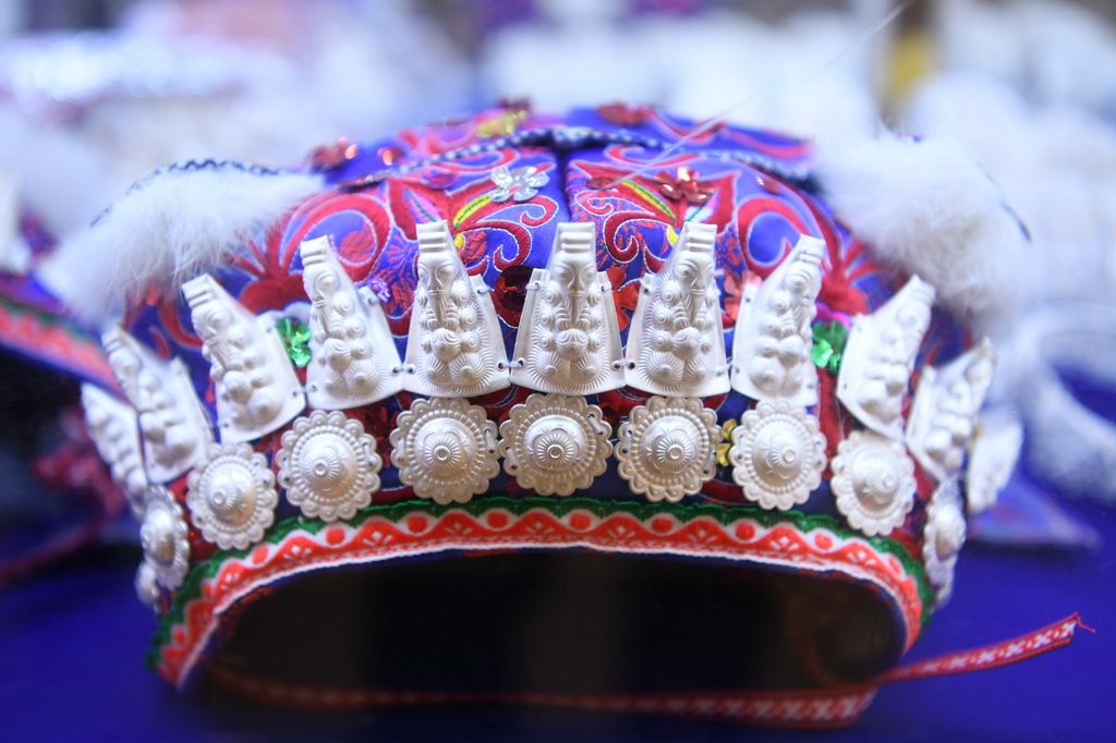 4月8日在貴州省黃平縣谷隴鎮一家銀飾店拍攝的兒童銀飾帽。新華社發（王超攝）