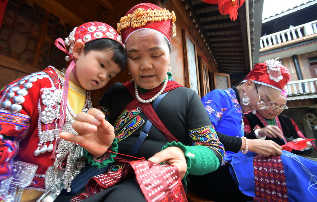 4月8日，苗族婦女在貴州省黃平縣谷隴鎮大寨村手工繡銀片。新華社記者 楊楹 攝