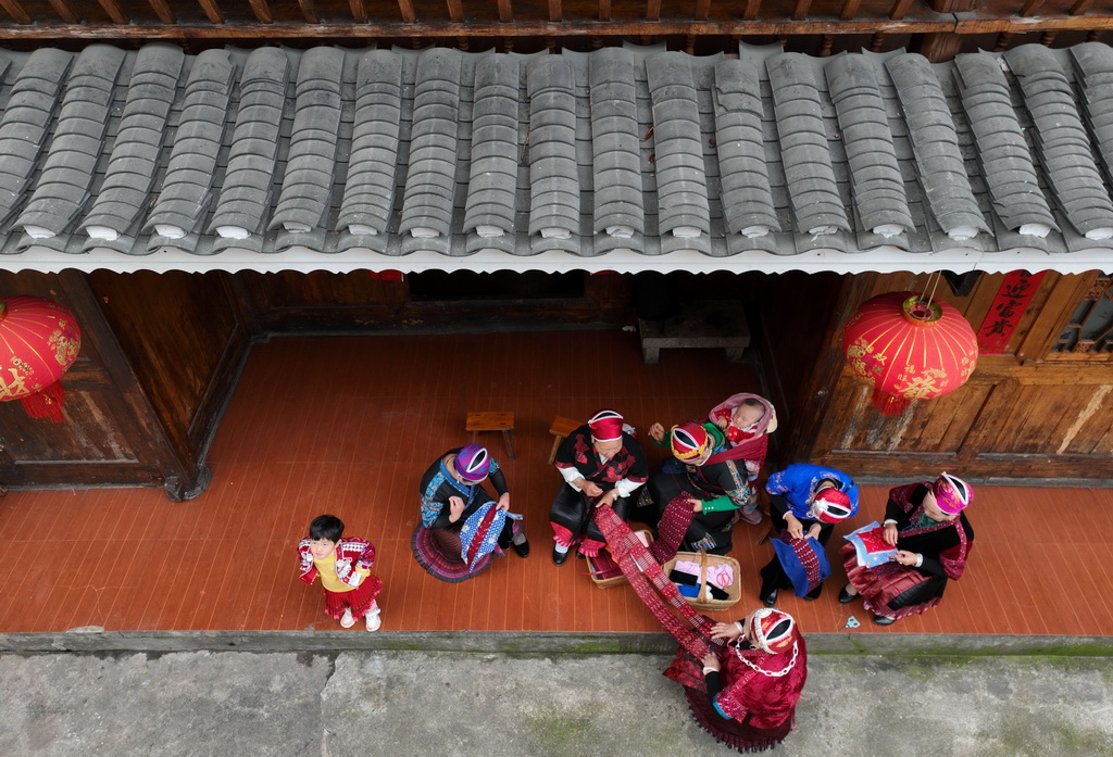 4月8日，苗族婦女在貴州省黃平縣谷隴鎮大寨村手工繡銀片（無人機照片）。新華社記者 楊楹 攝