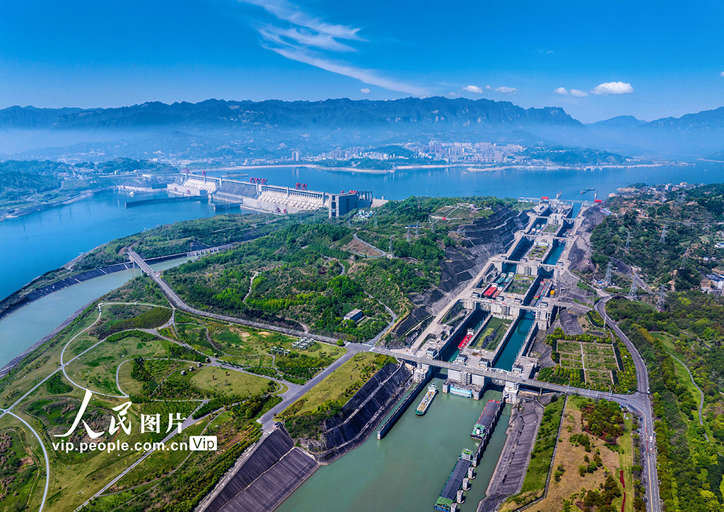  Yichang, Hubei: busy navigation of the Three Gorges Shiplock