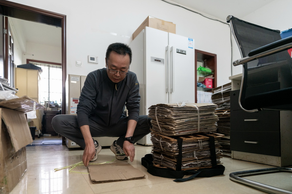 許琨在位於麗江市玉龍縣的辦事處內整理收集的植物標本（3月25日攝）。新華社記者 陳欣波 攝
