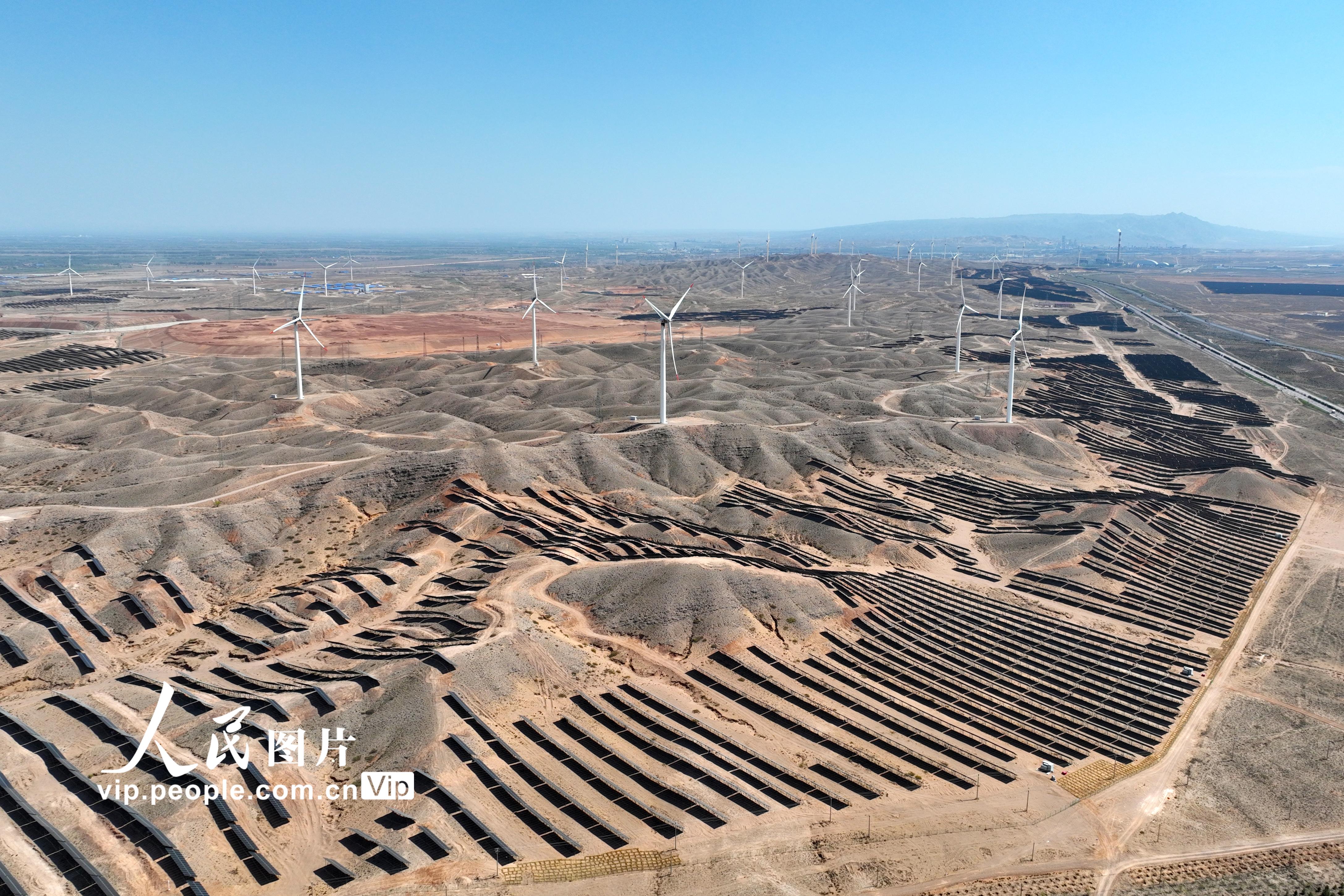 2024年4月11日，俯瞰位於寧夏青銅峽市境內的一處戈壁灘清潔能源發電站，風機和光伏交相輝映，源源不斷輸送綠色能源。
