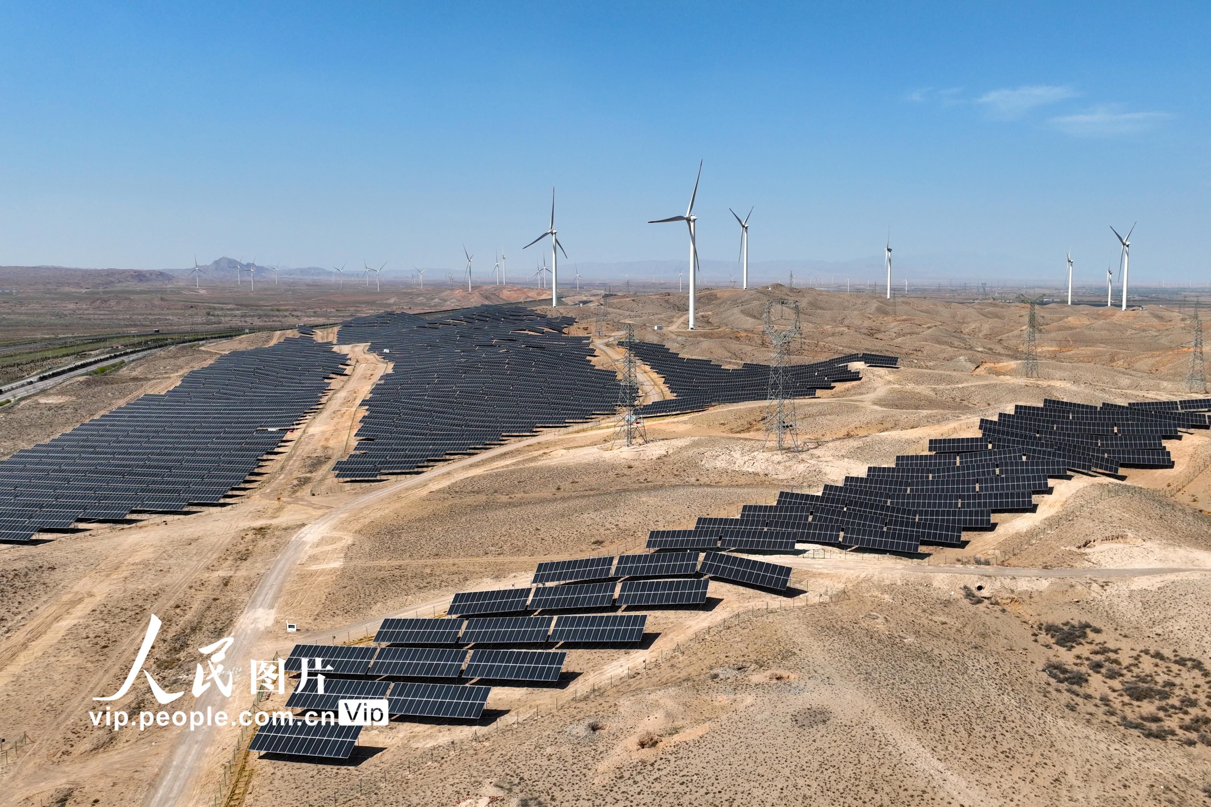 2024年4月11日，俯瞰位於寧夏青銅峽市境內的一處戈壁灘清潔能源發電站，風機和光伏交相輝映，源源不斷輸送綠色能源。