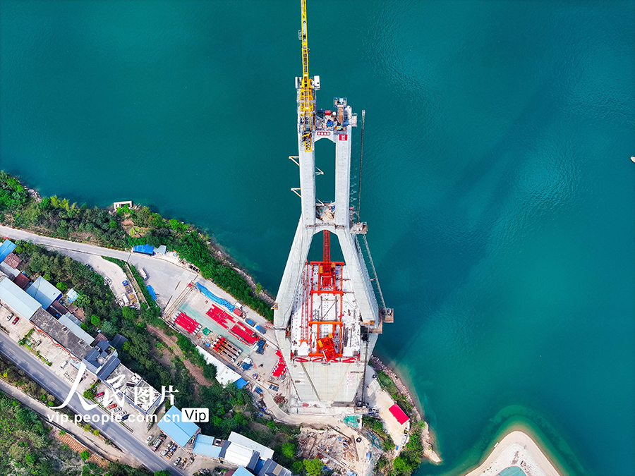2024年4月11日，新市金沙江特大橋正在進行360度全回轉橋面吊機安裝及2#鋼桁梁的吊裝准備工作。