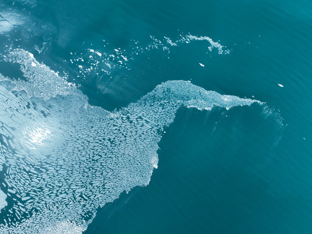 這是4月11日在青海湖拍攝的部分未融化的湖冰（無人機照片）。