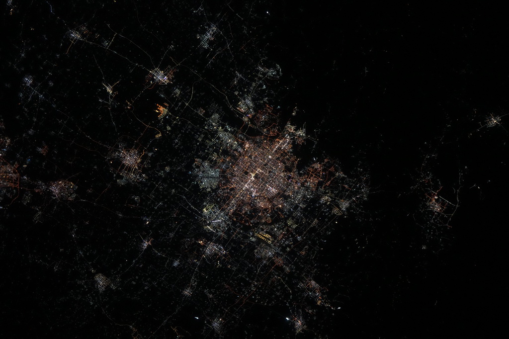 這是神舟十七號航天員湯洪波在中國空間站拍攝的北京夜景。