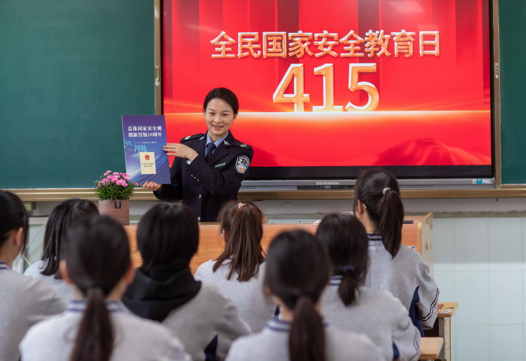 4月13日，江蘇省興化市司法局法治宣講員在興化市第一中學給學生們講解國家安全相關法律法規知識。新華社發（周社根攝）