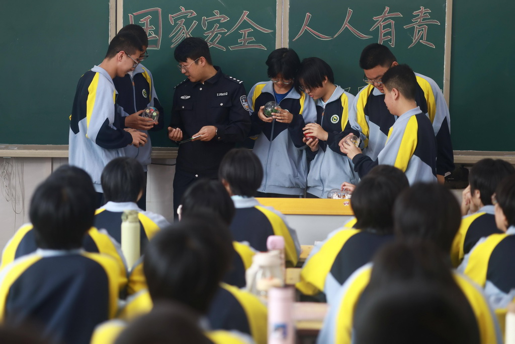 4月13日，民警在河北省邢台市內丘縣內丘中學給學生們講解禁毒知識。新華社發（劉繼東攝）