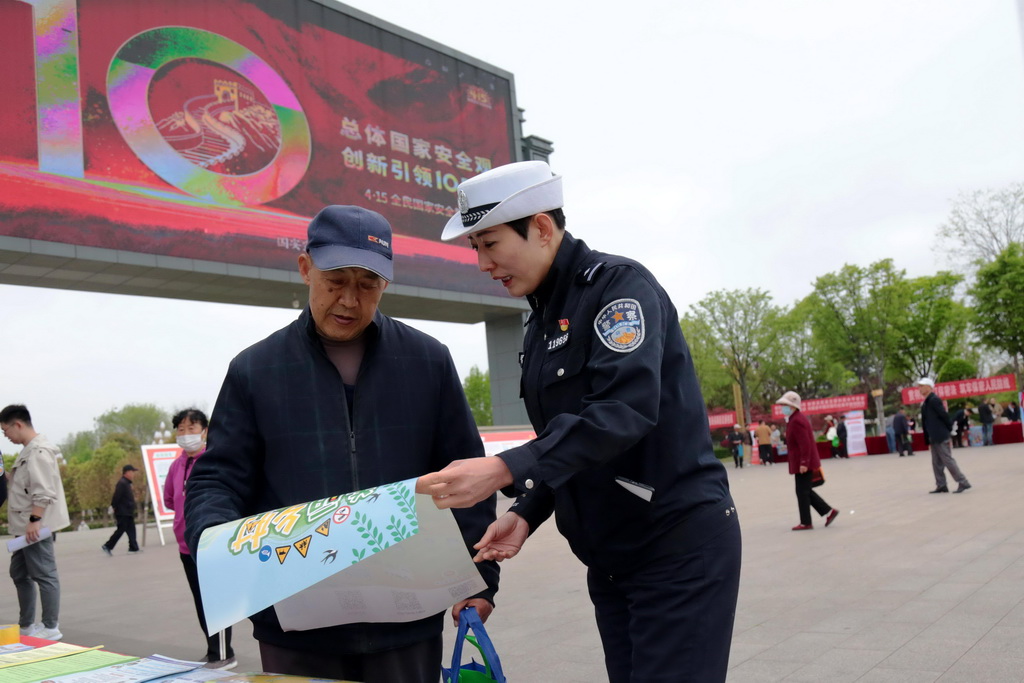 4月13日，民警在山東省棗庄市市中區一處廣場向市民宣傳國家安全知識。新華社發（王海楠攝）