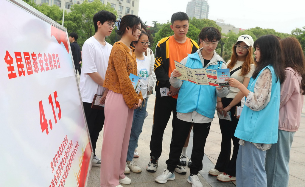 4月13日，在湖南省衡陽市，南華大學的同學們在學校廣場進行國家安全相關知識宣講。新華社發（曹正平攝）