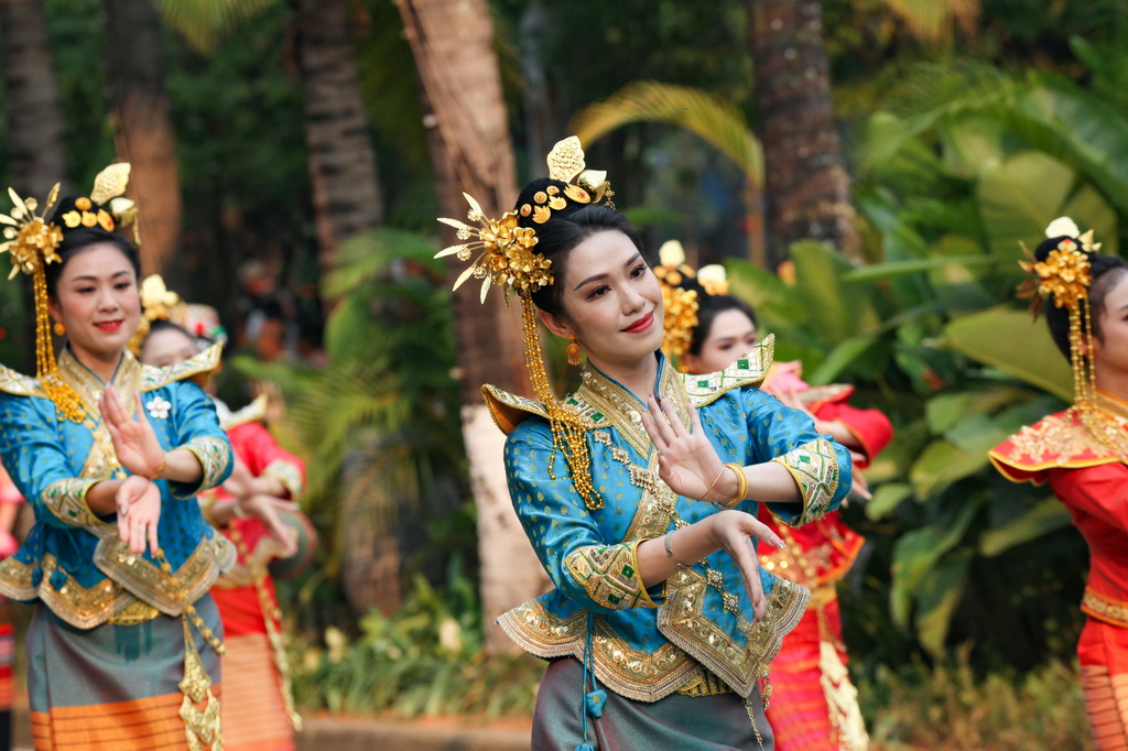4月14日，群众代表在云南省景洪市参加民族民间传统文化游演。