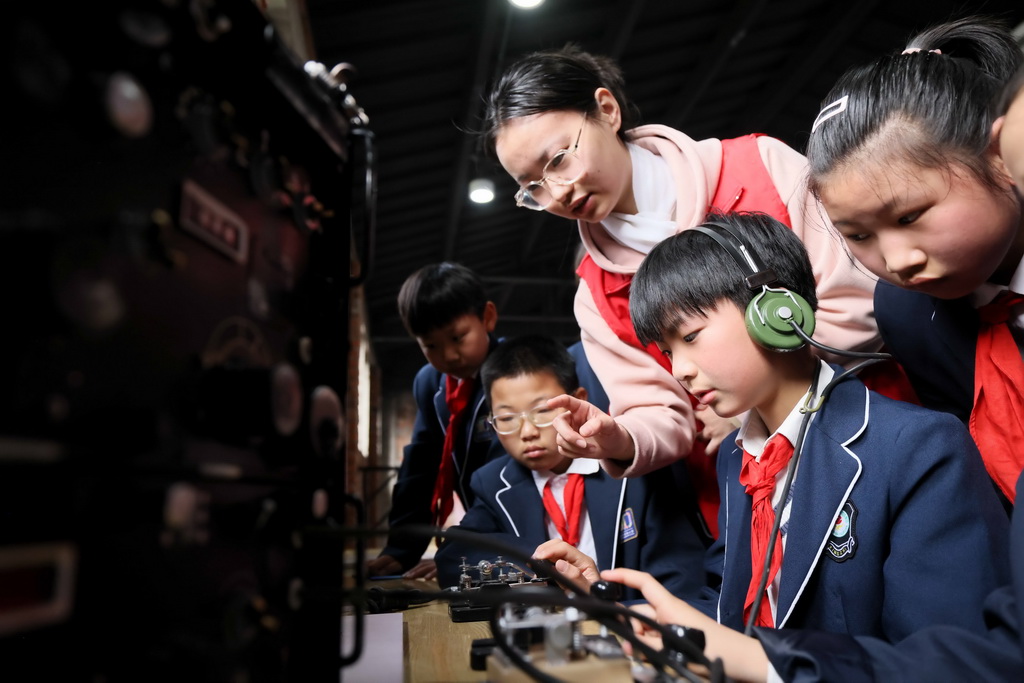 4月15日，在安徽省合肥市瑤海區國家安全教育展館，孩子們在體驗模擬摩斯密碼裝置。新華社發（解琛攝）
