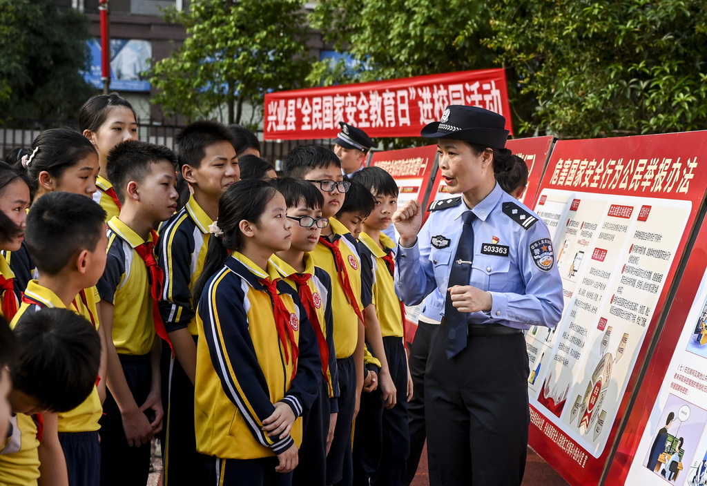 4月15日，在廣西興業縣一所小學內，公安民警為學生們講解國家安全相關的知識。新華社記者 曹祎銘 攝