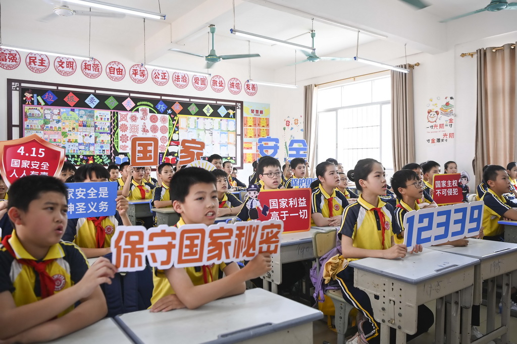 4月15日，在廣西興業縣一所小學內，學生們在課堂上學習國家安全相關的知識。新華社記者 曹祎銘 攝