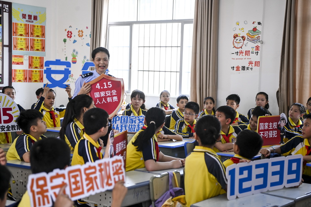 4月15日，在廣西興業縣一所小學內，公安民警為學生們講解國家安全相關知識。新華社記者 曹祎銘 攝