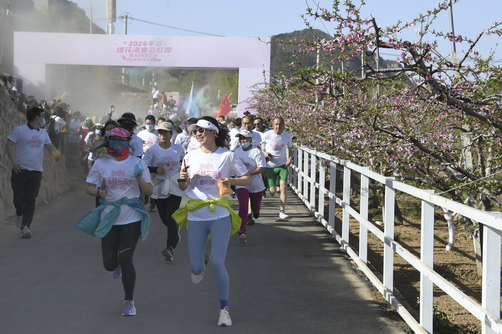  On April 15, citizens participated in the "Rainbow Run" of the 26th Beijing Pinggu International Peach Blossom Festival.