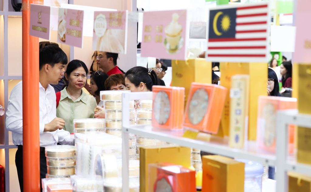 4月16日，觀眾在第四屆消博會上參觀品鑒馬來西亞企業展出的燕窩。