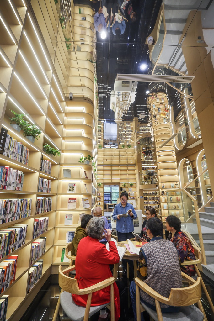 4��16�գ��ڼ������Ϻ�����դ�ֵ��Ͻ������ǻ��鷿�Ķ�¥�Ķ�������Ա־Ը�߸������˾ٰ��ѧ�������������ᡣ