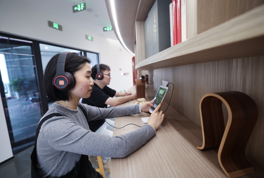 4月16日，在嘉興市南湖區新時代文明實踐中心，讀者依托數字化設備聽“有聲讀物”。