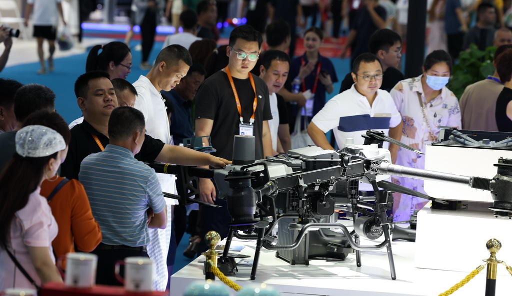 4月17日，觀眾在第四屆消博會上參觀大疆無人機。新華社記者 楊冠宇 攝