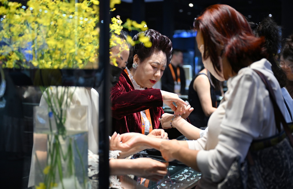 4月17日，展商在第四屆消博會上為觀眾試戴首飾。新華社記者 郭程 攝