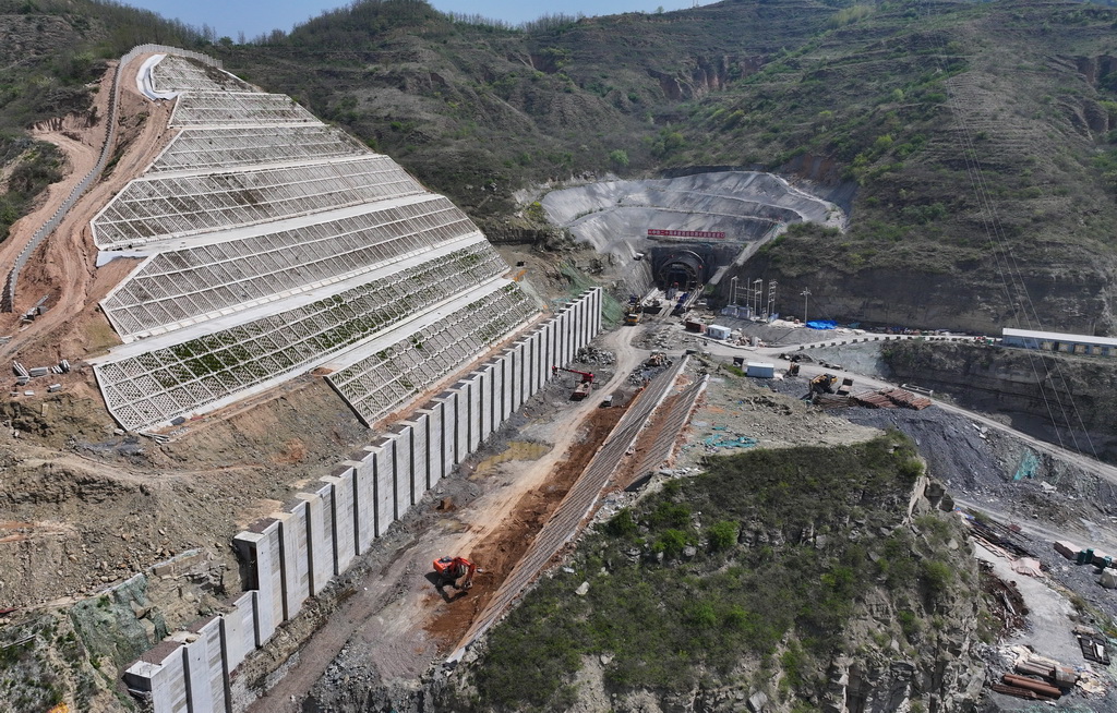 4月17日，工人在位於陝西省延安市洛川縣的西延高鐵伏益隧道進口處進行路基施工（無人機照片）。