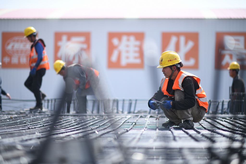 4月17日，工人在中鐵二十局集團洛川制梁場進行鋼筋綁扎作業。