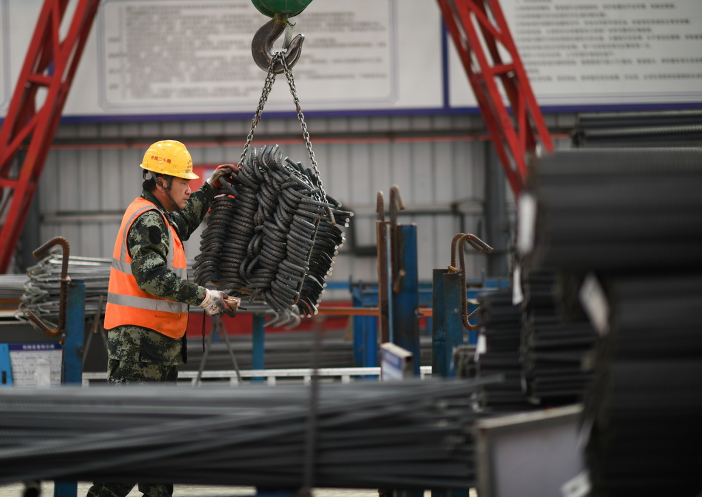  On April 17, workers were working in Luochuan Beam Fabrication Yard of China Railway 20th Bureau Group. Photographed by Zhang Bowen, reporter of Xinhua News Agency