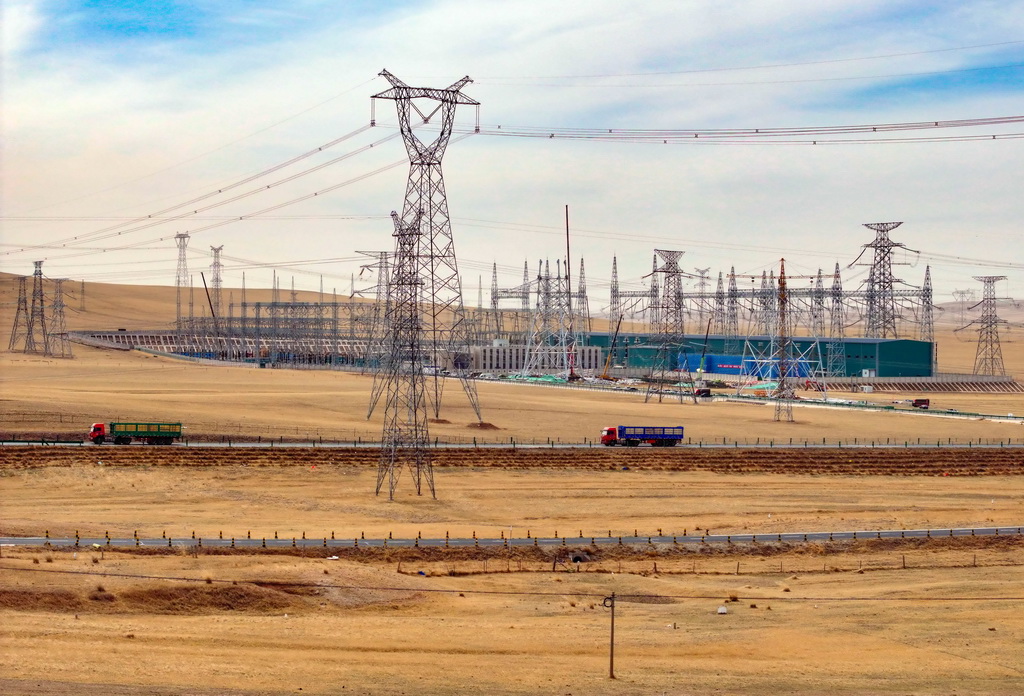 4月17日拍攝的張北—勝利1000千伏特高壓輸電交流項目工程內蒙古段組塔作業施工現場（無人機照片）。