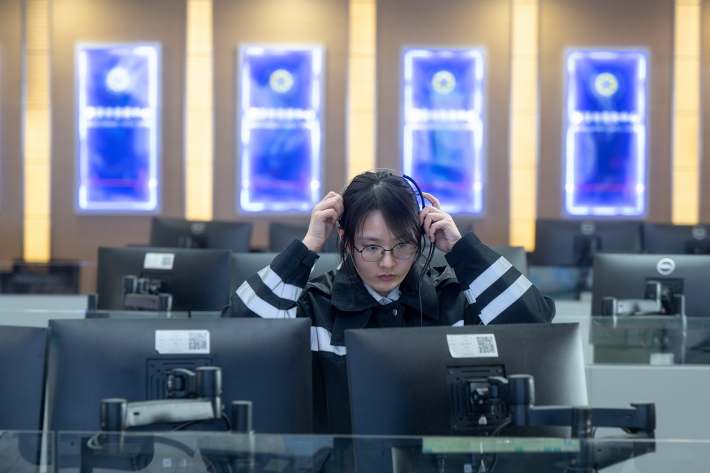  On April 3, Wang Nan, who came to learn from the district emergency center, accepted the emergency call independently. Training dispatchers in the new urban area is also a responsibility of Wuhan First Aid Center. Photographed by Xinhua News Agency reporter Xiao Yijiu
