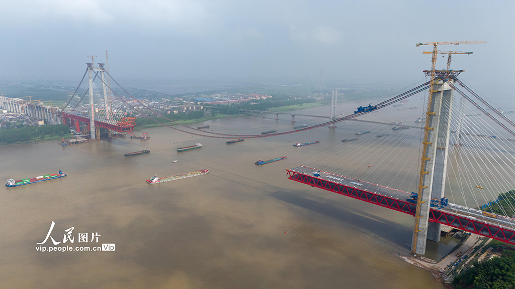 安徽G3銅陵長江公鐵大橋進行主跨鋼梁施工作業