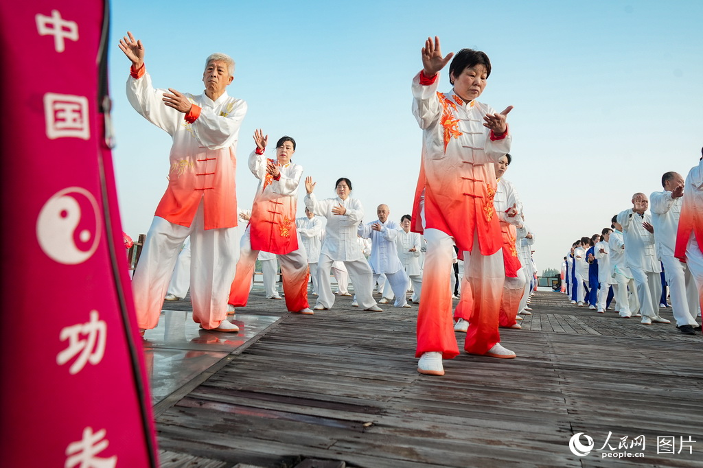 4月18日清晨，百余老人在湖北省鐘祥市國家濕地公園莫愁湖畔晨練太極拳。