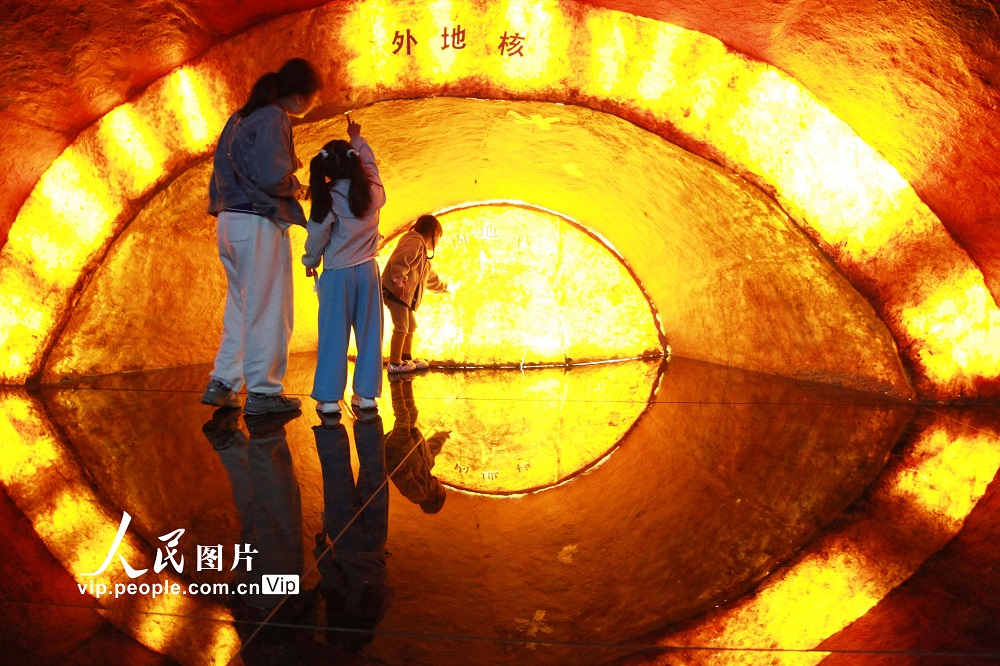 2024年4月21日，江蘇省南京市，參觀者在南京地質博物館內的地球內部構造模型前參觀。