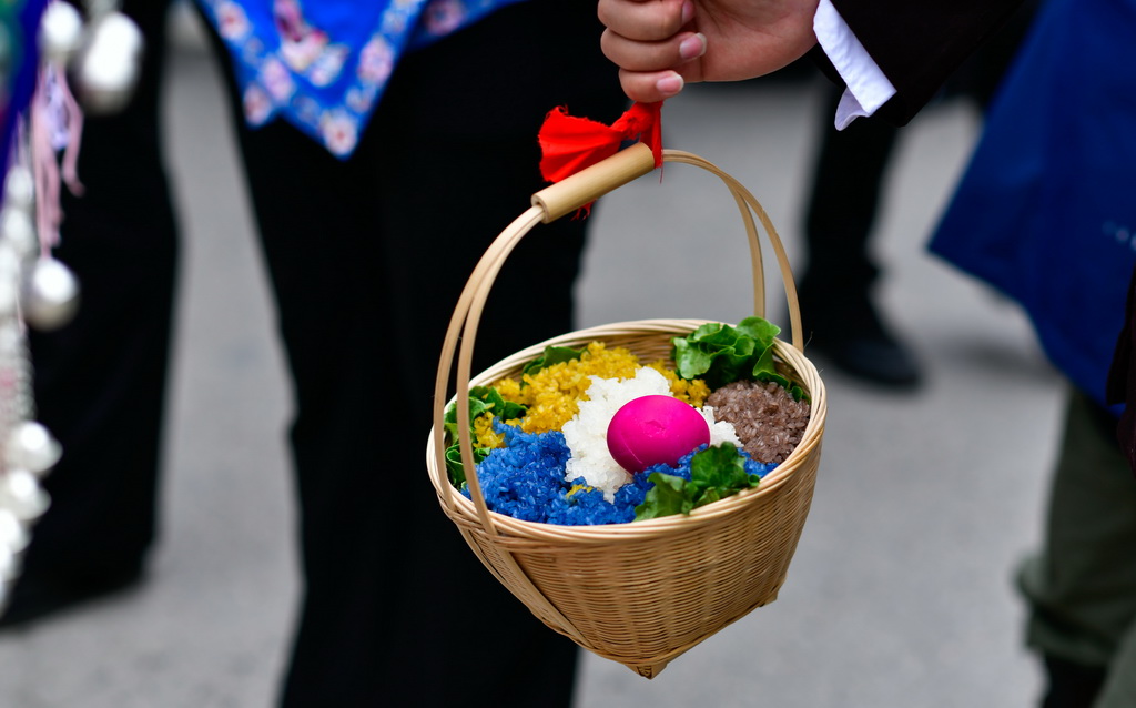 4月21日，苗族群眾挑著姊妹飯和雞蛋參加苗族姊妹節盛裝游演。新華社記者 楊文斌 攝