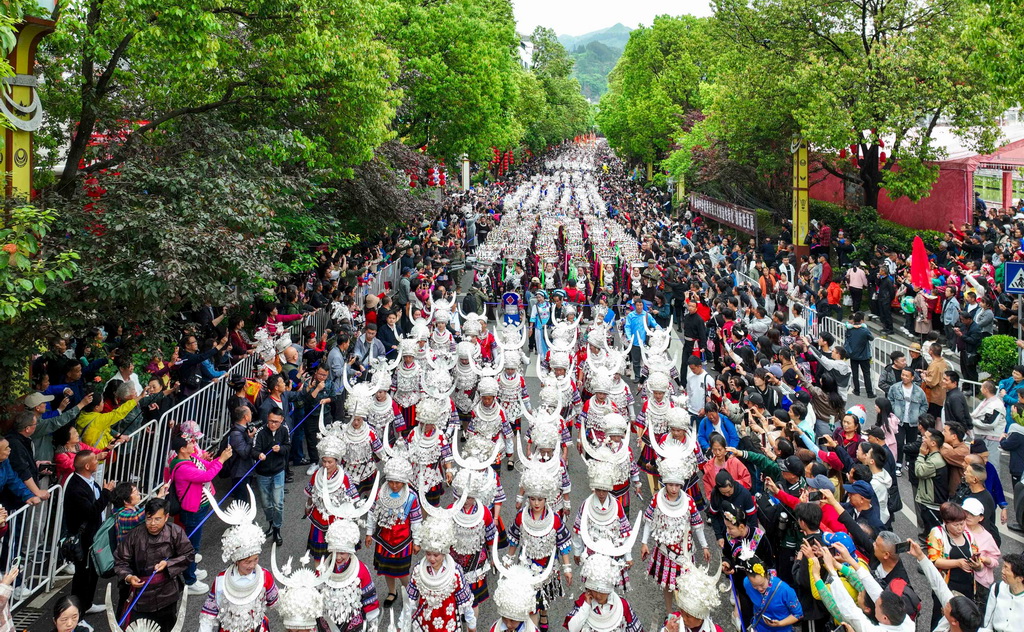 4月21日，苗族群眾在台江縣參加苗族姊妹節盛裝游演（無人機照片）。新華社發（胡攀學攝）