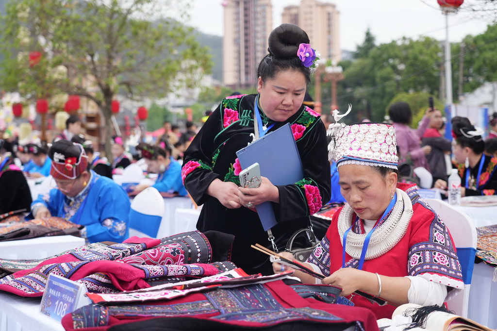  4月21日，苗族婦女在台江縣參加苗族刺繡大賽。新華社發（邰春攝）