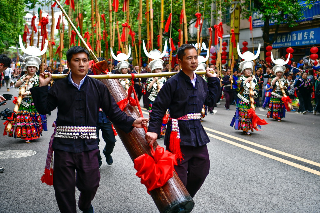 4月21日，苗族群眾參加台江苗族姊妹節盛裝游演。新華社記者 楊文斌 攝