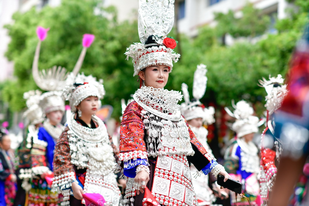 4月21日，苗族群眾參加台江苗族姊妹節盛裝游演。新華社記者 楊文斌 攝