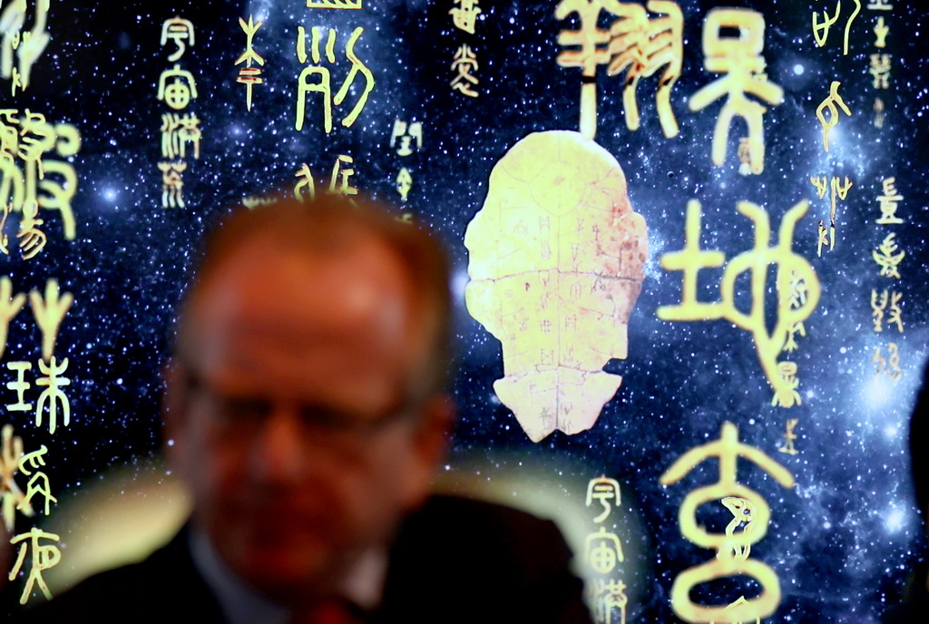 4月20日，在英國倫敦，一名男子參觀“漢字演變”主題展覽。