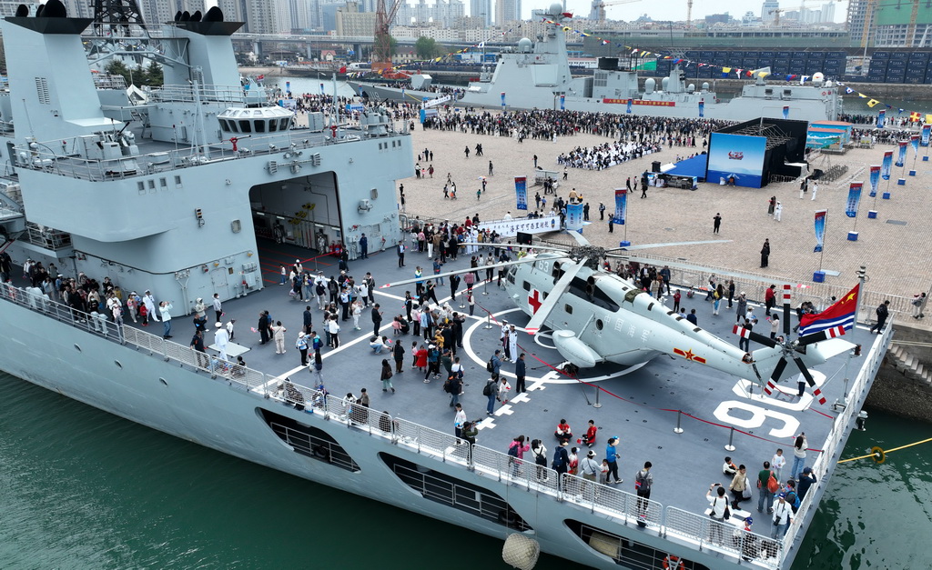 4月21日，青岛港3号码头，观众在参观综合补给舰可可西里湖舰（前）（无人机照片）。新华社记者 李紫恒 摄