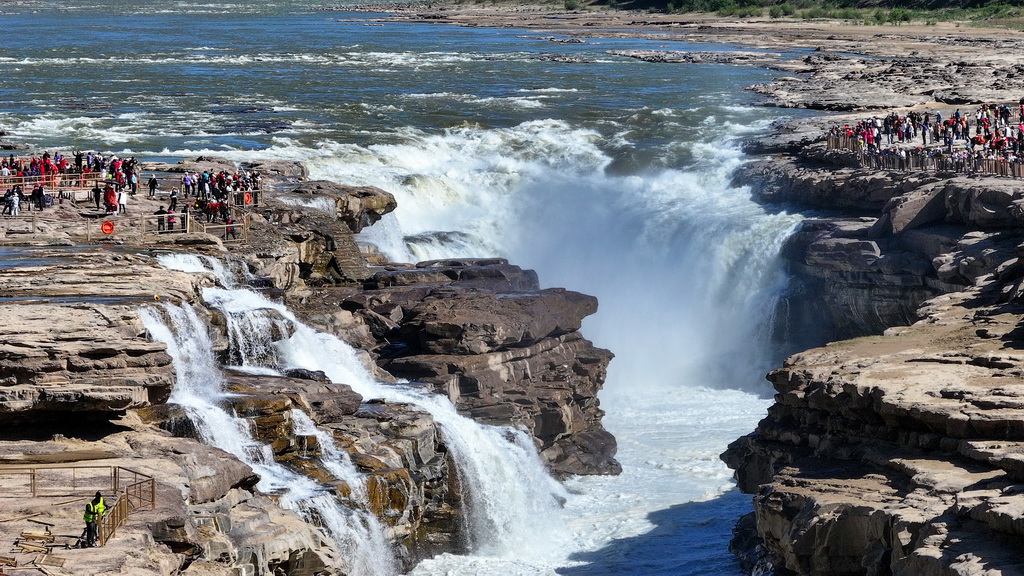 4月23日，游客在山西吉縣黃河壺口瀑布觀賞“清流飛瀑”景觀（無人機照片）。